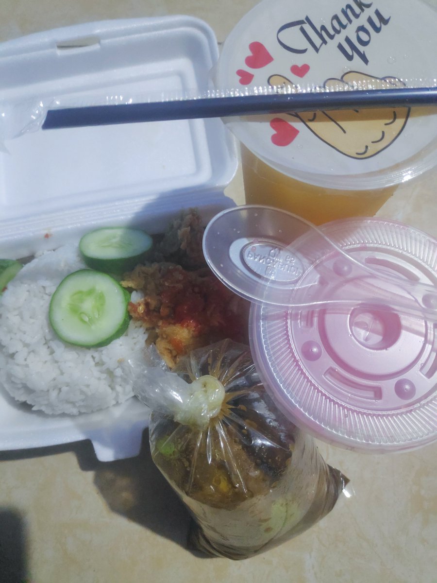 Satrio_ORio's tweet photo. Selamat berbuka, Gak kalap kok hehe cuma es nya aja dua π
#WaTaKin #BerbukaSamaEkin
@Ekin_JKT48 https://t.co/UpmMEEW8Ua