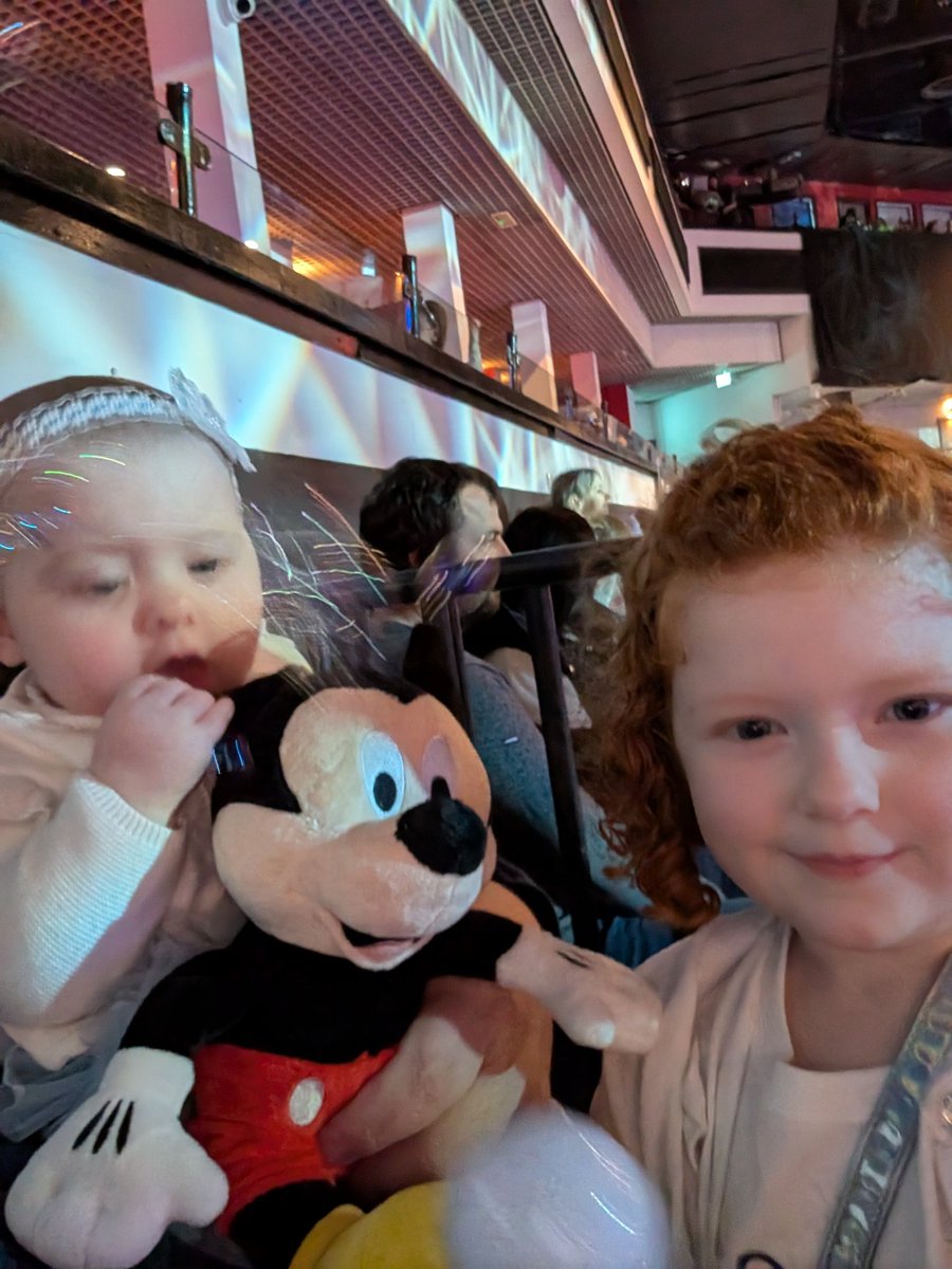 doidgey's tweet photo. Lottie's first time at @DisneyOnIce #DisneyOnIce https://t.co/wAS4GgVnjz