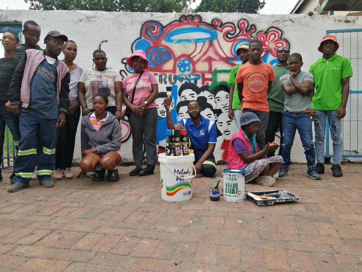 Isadozee's tweet photo. At the center with the Gang and em'. We were still messing up the wall.
Just having fun.. And I really love it.
S/O to @originalbedoo on ig for gracing us with some lessons.
S/O @TheKuhlaseDisabilityCenter
They are my first ever students.
And I can't wait to have the first lesson https://t.co/dTb26ljMKH