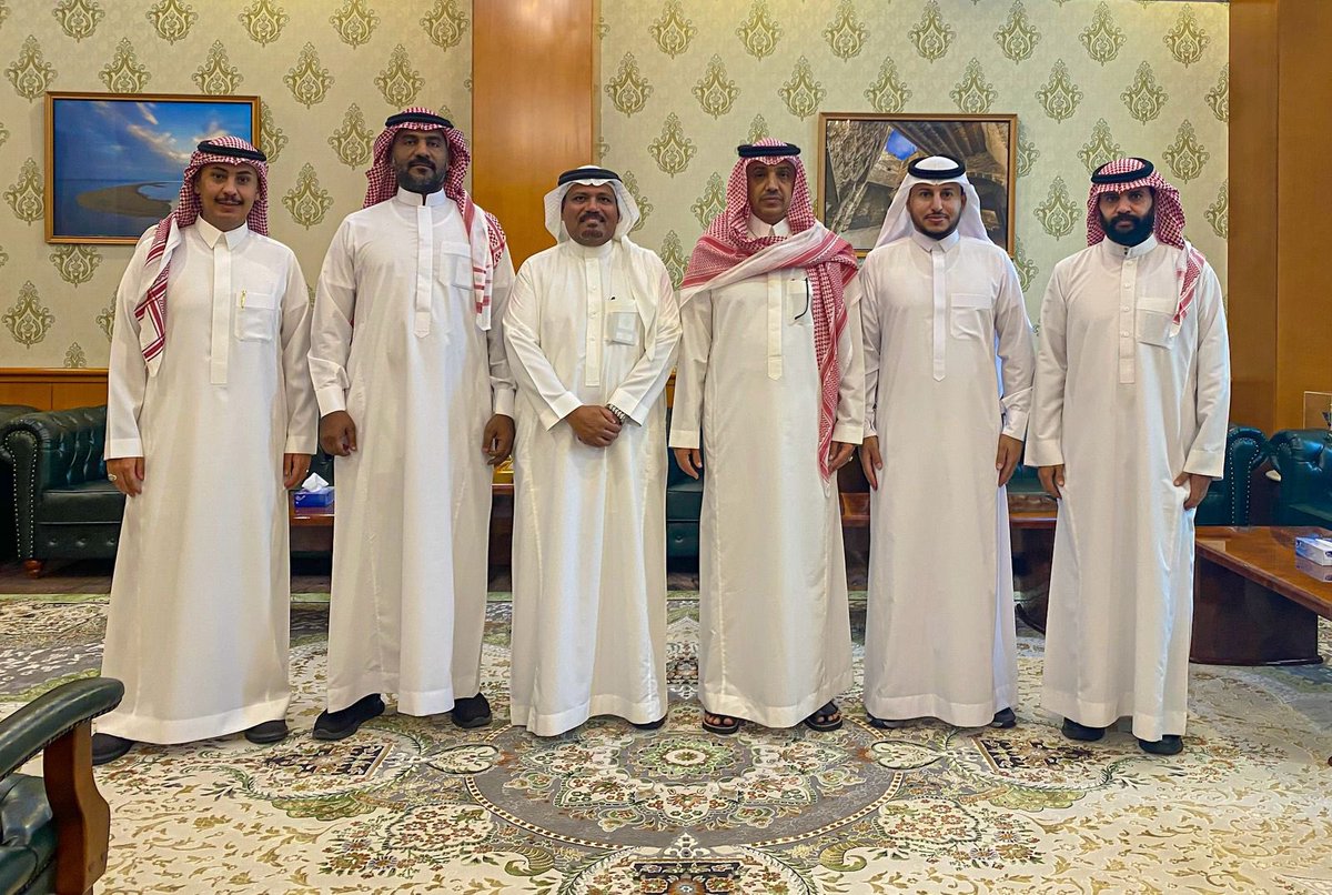 التقى #محافظ_ينبع بمكتبه بالمحافظة اليوم رئيس وأعضاء مجلس إدارة جمعية ينبع السياحية، وفي بداية اللقاء رحب بهم المحافظ مشيداً بدورها في تعزيز القطاع السياحي بالمحافظة ، واستعرض رئيس مجلس الإدارة الأستاذ / تركي قرنبيش أهداف الجمعية وأبرز أعمالها وخططها المستقبلية.