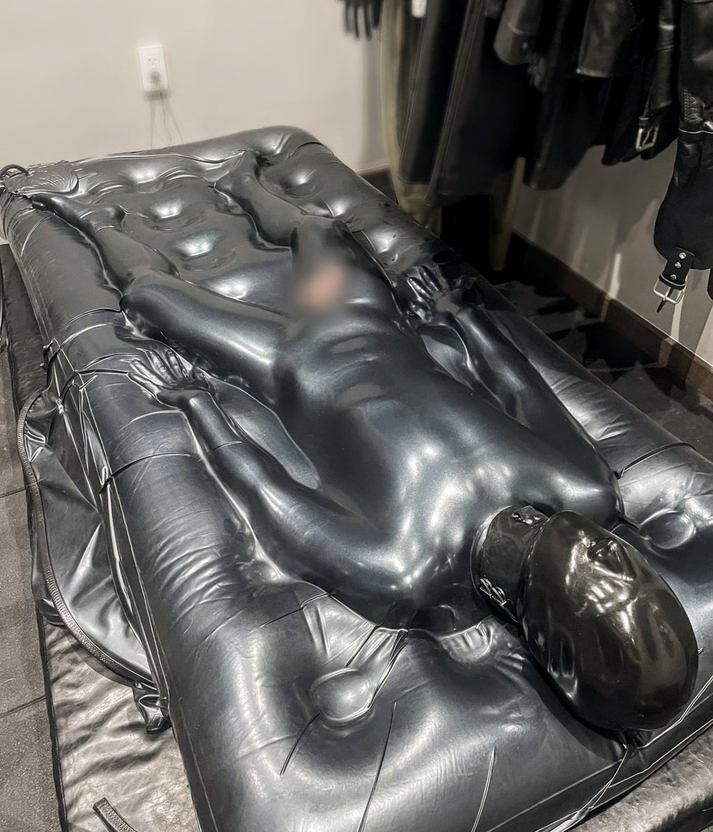 Điều trị rubber.

✅ Không cử động
✅ Không nói
✅ Không cảm giác

Còn thiếu gì nữa?