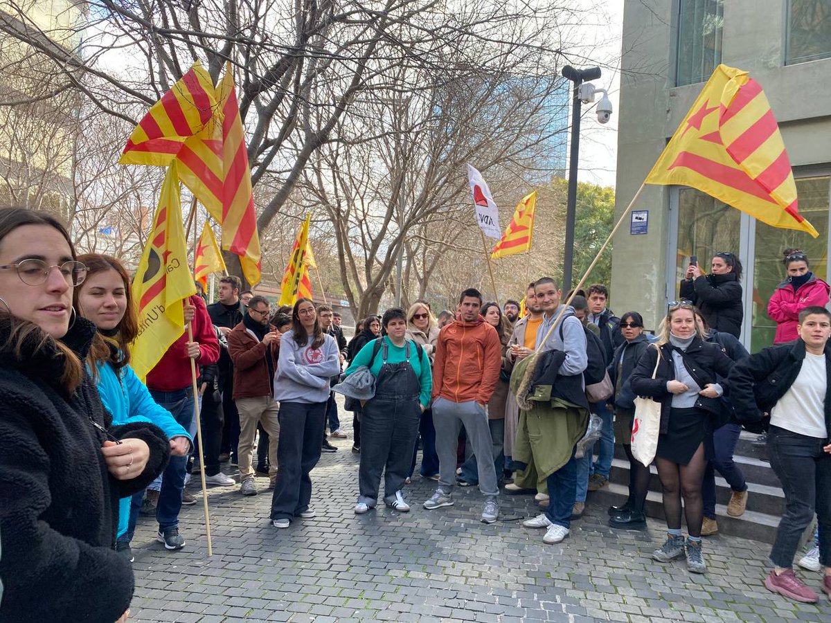 Surten en llibertat les companyes detingudes. 

Seguirem plantant cara al feixisme.
L' extrema dreta no té lloc darrera d'una estelada: lluitarem fins a acabar amb el seu discurs d'odi. 
#TombemAC
