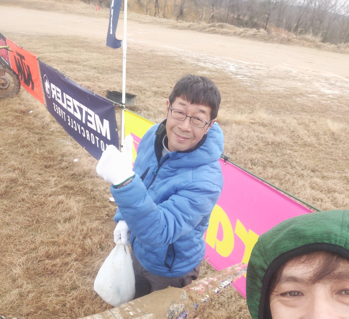 taku08928523's tweet photo. 何と本日JINアニキと格式高きJECオンタイムレース約2時間エンデューロして参りました☺️🏁
超グチャグチャ路面をヨチヨチ走り切り…何と5位🥳JINアニキに至っては3位🥉ｽｹﾞ～‼️
膝手術前&amp;初JEC初オンタイム🏁はあまくちファミリーのフルサポートで本当に楽しかったです😄
サポート本当にありがとう‼️ https://t.co/tusaTIEZlZ