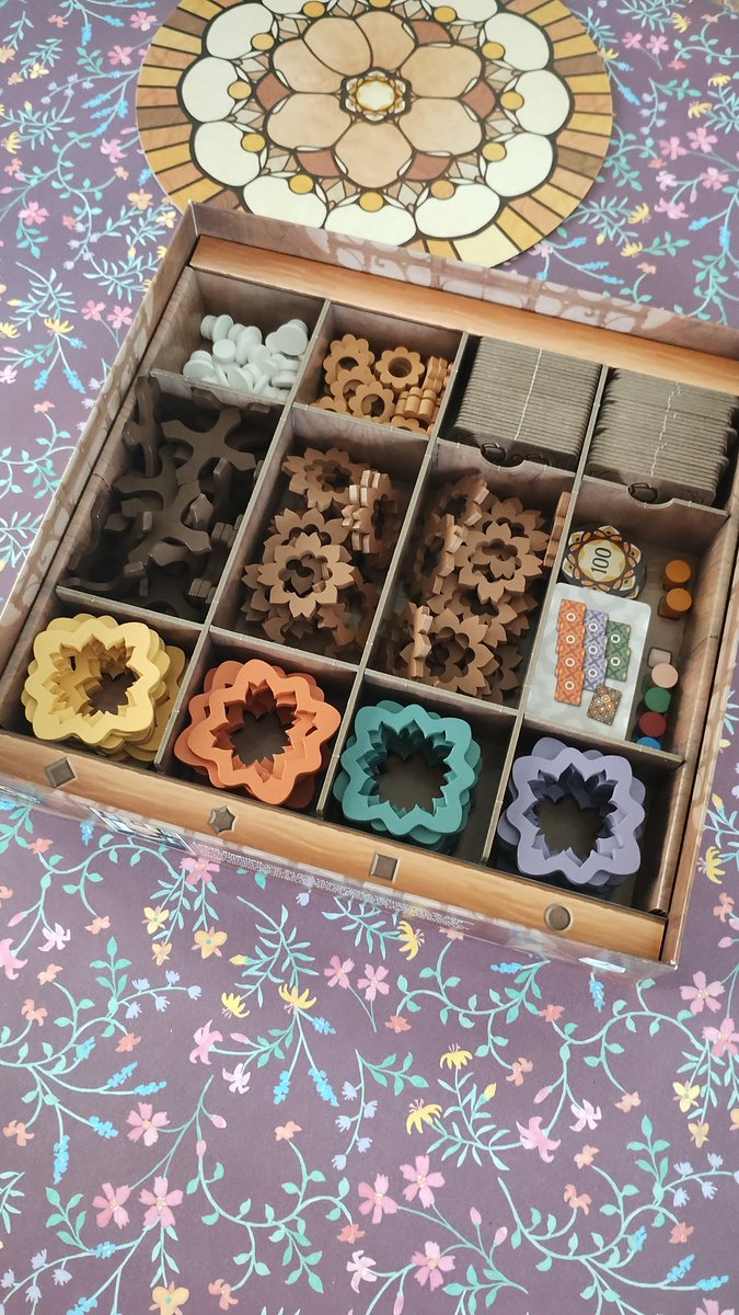 AnaGranger21's tweet photo. ☕️ #Reseña del juego #Intarsia 🇫🇷 en
@jugamosuna y publicado por @MalditoGamesES ¡Un  juego para disfrutar en familia!

RESEÑA👉 https://t.co/mjbu1Y3gKY

#juegosdemesa #reseñas #Aventuras #juegodecartas #competitivos #Juegos #Familia #Partidas #Abstractos #JugamosUna https://t.co/KJneBZQFvx