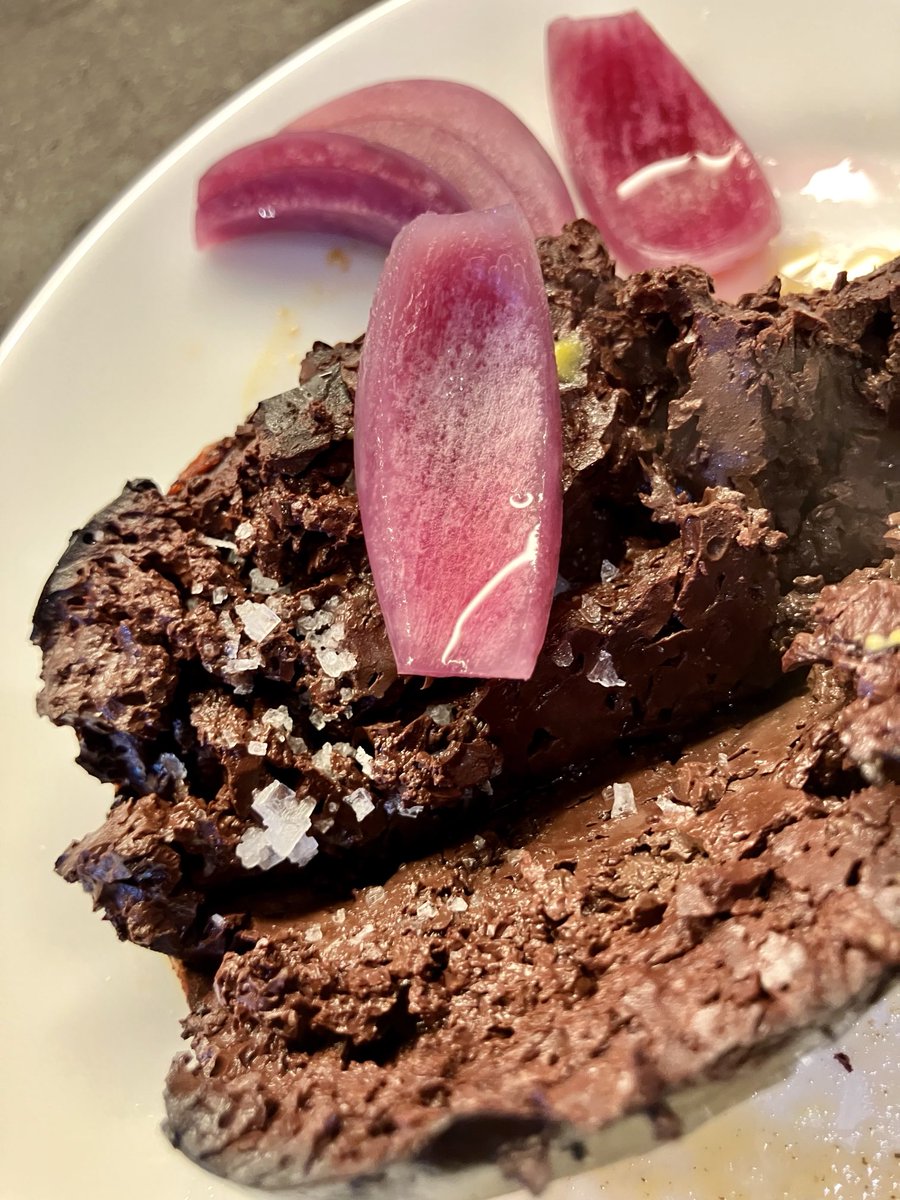 KrisBlackRose's tweet photo. #Blood sausage for lunch, with my home #fermented #redonions @ClausCarlsen1 for the acidic touch. Just with some Maldon #salt flakes. Here we do not have any additives, no rice, no oatmeal, no barley. Just blood and pork grease. @ZackStrength you should try this. https://t.co/c2WYablA6P