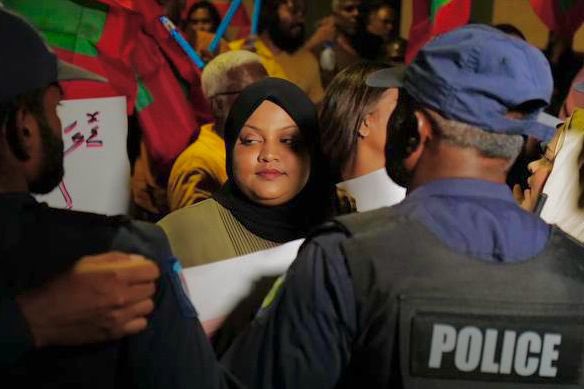 hilibeys's tweet photo. މުޒާހަރާގެ އިސް ސަފަށް ނުކުމެ، އަޑު އުފުލަމުންދާ ޢާއިޝަތު ނަޖުދާ ޢަލީ ވެސް ފުލުހަށް ހާޒިރުވާން އަންގައިފި

ޒުވާން ކަނބަލުންނަށް ބިރު ދެއްކުމަށް @MMuizzu ތި ހިންގާ ޖަރީމާ ހުއްޓާލާ. ފަޓާސްބަރިއެއްހެން ޗިޓު ފޮނުވިޔަސް، @MDPSecretariat ބިރެއް ނުގަންނާނެ

#KazzabOut https://t.co/v6pfxcKw3x