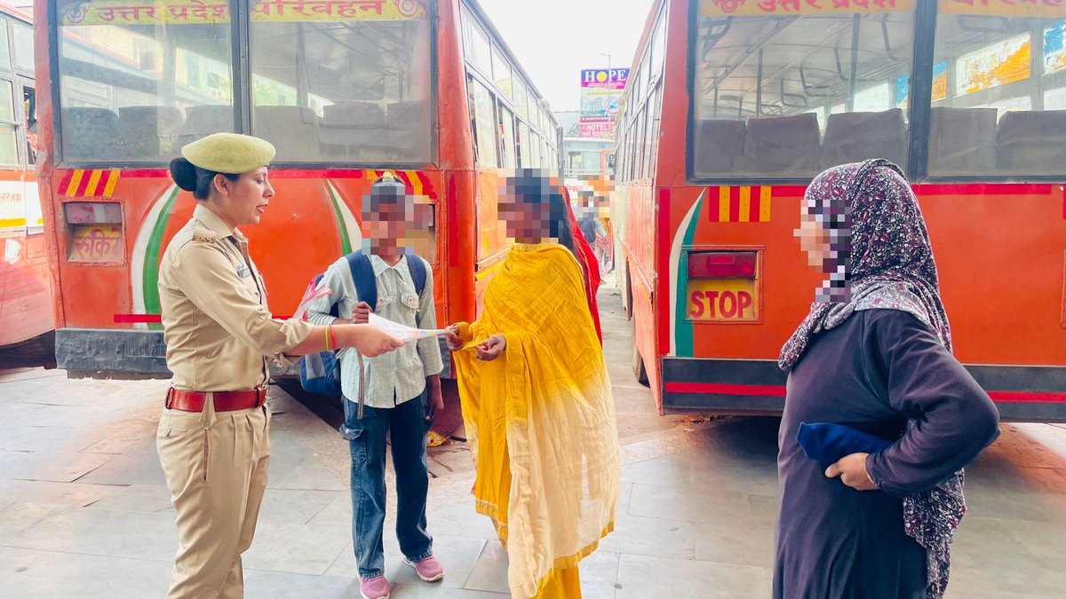 bijnorpolice's tweet photo. #BijnorPolice
#मिशन_शक्ति_फेज_5 के विशेष अभियान के क्रम में एन्टी रोमियो टीम द्वारा साइबर क्राइम/नारी स्वावलंबन व सशक्तिकरण हेतु महिलाओं/बालिकाओं/छात्राओं को जागरुक कर विभिन्न हेल्पलाइन नम्बरों की जानकारी दी गयी ।
#UPPolice
#MissionShakti
#ShePoweredUP https://t.co/ibv7xaFEbU