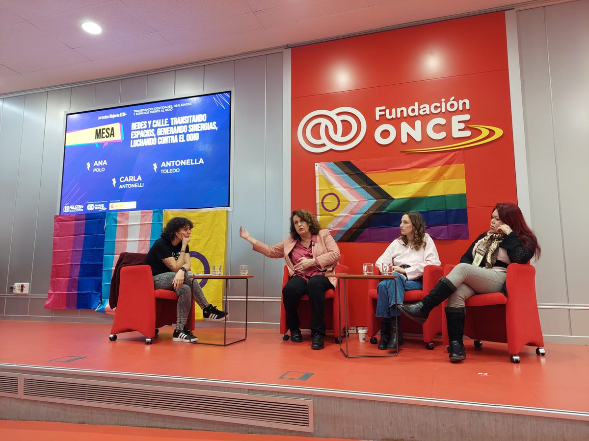 CarlaAntonelli's tweet photo. En las redes y en las calles: Hoy he estado en las Jornadas Mujeres #LTBI de la @FELGTBI, transitando identidades, realidades y espacios frente al odio, mesa de debate “Redes y calle, transitando espacios, generando sinergias, luchando contra el odio” con @anapolo___ y Antonella Toledo, moderaba la mesa Cristina P. Álvarez. 

#SOMOS 🙌🏳️‍⚧️🏳️‍🌈