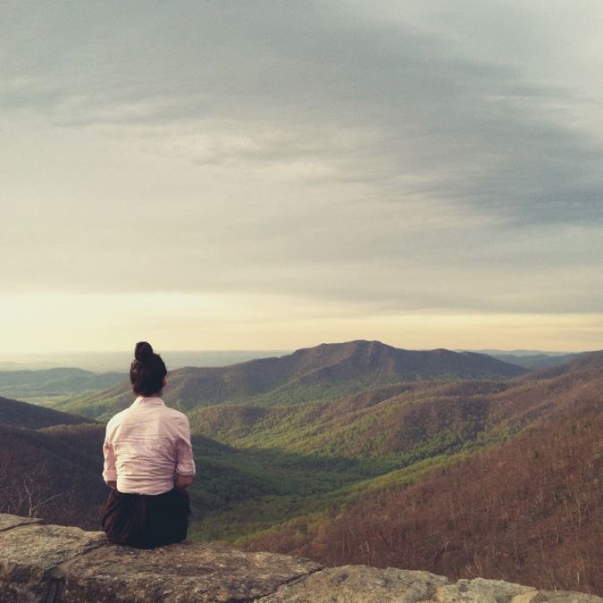 literlandweb1's tweet image. “Envejecer es como escalar una gran montaña: mientras se sube las fuerzas disminuyen, pero la mirada es más libre, la vista más amplia y serena”. Ingmar Bergman