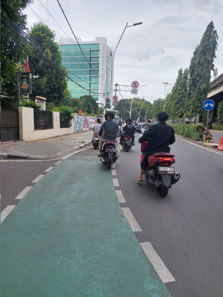 @neVerAl0nely Ada konvoi yg MAIN PETASAN jalan Raya, 16.20an , 16-3-2025 depan Pos Polisi Rw02 #cempakaputihtimur kemarin²,besok jg?

Pos Pol nya diam bhari²

Mungkin niat anak muda ada yg baik tapi luput, bisa² Kartu Pintar dicabut jika aparatnya MAMPU DETEKSI MUKA USIA SEKOLAH
<a href="/ListyoSigitP/">Listyo Sigit Prabowo</a>