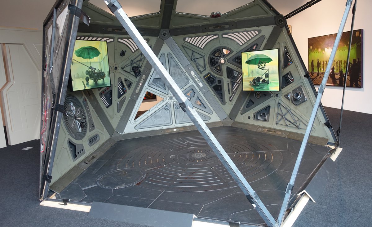 Die Künstlerin Britta Thie ist bekannt für ihre Arbeiten an der Schnittstelle von Malerei, Film und digitalen Medien, in denen sie die Ästhetik und Mechanismen unserer mediatisierten Welt thematisiert.
mittenimnorden.de/blog/