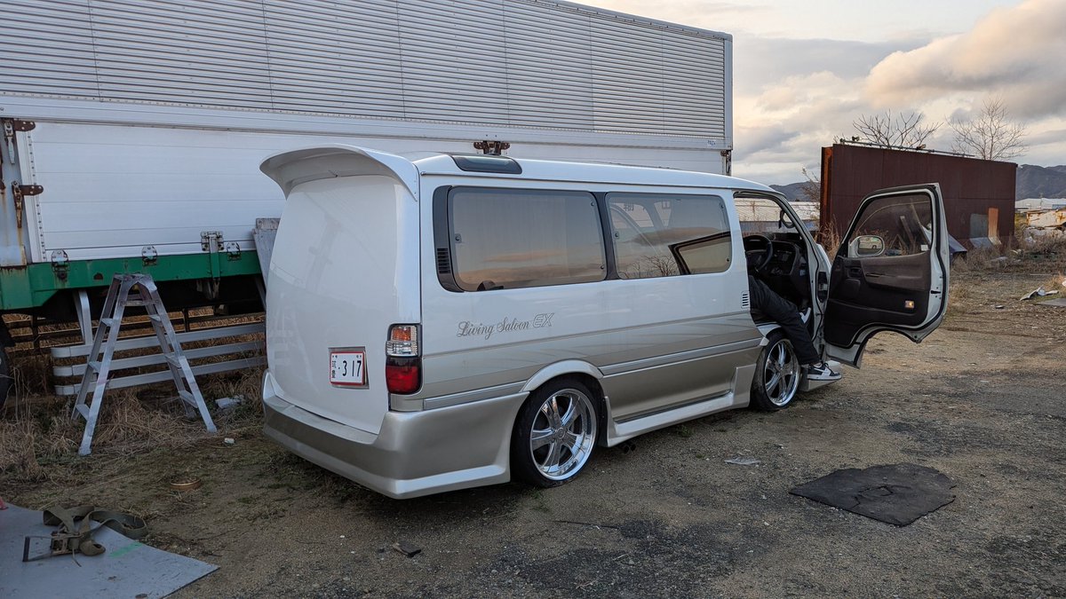 zephyrcustom's tweet photo. 純正からエアロ全巻き窓埋めゲート制作
色番で出して塗ったけ色がアレやけどもー窓埋めやらんぞ😗 https://t.co/wHqU15N3kn