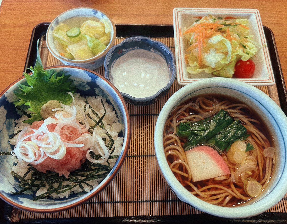 お蕎麦も野菜もお刺身も
めでたく解禁に🙌🏻
ミニミニセットで
美味しいランチタイム💕