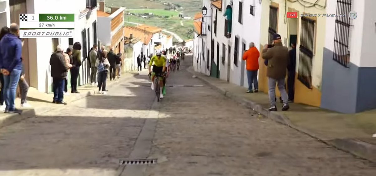 🎯 El líder Geeraerts (DL Chemicals) en primera persona selecciona el grupo impartiendo un fuerte ritmo durante la ascensión.

#VueltaExtremadura25 | #EstamosdeVuelta