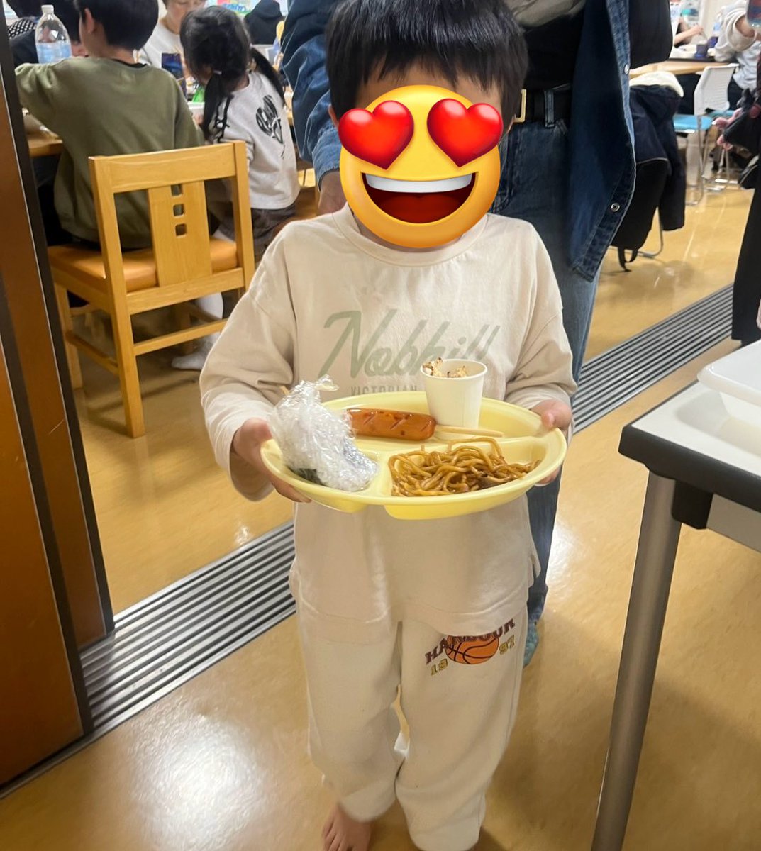 雨の中きてくれてありがとう！！✨
今日のメニューは、いつものカレーではなく、おにぎり、やきそば、フランクフルト🎵ポップコーンにロールケーキ、葡萄ゼリーも😋