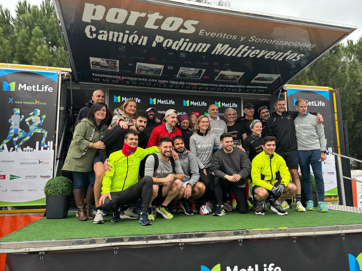 El <a href="/diarioas/">Diario AS</a> campeones en la <a href="/15kmMetLife/">15 Km MetLife Madrid Activa</a>. Que orgullo de compañeros tengo. Feliz de acompañarlos en el podían con <a href="/prensadeportMAD/">APDM</a>