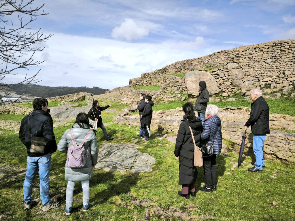 Gozando do castro de Elviña na visita dos domingos ás 12 h.🛖☀️ 
Podes reservas praza para coñecer o xacemento no tefono do Museo Arqueolóxico: 981189850.
#MuseosHistoricosCoruna #CastrodeElviña #CulturaCoruña #arqueoloxiaviva