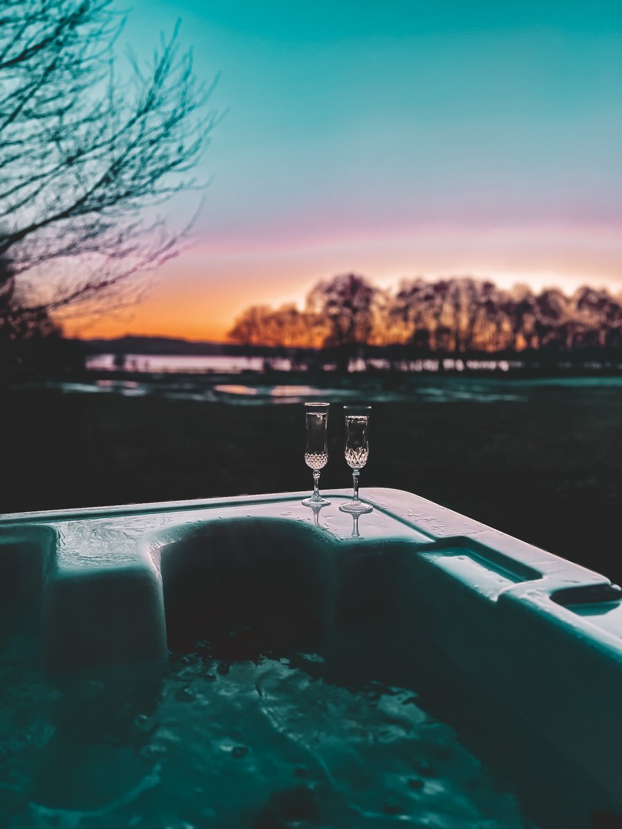 Glass in hand while watching the sunset... Could there be a more perfect moment? 😍