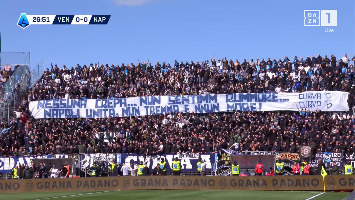 All’esposizione di uno striscione del genere sarebbe dovuto partire un applauso, invece è partito il coro anti-napoletani.
Siamo un paese finito.