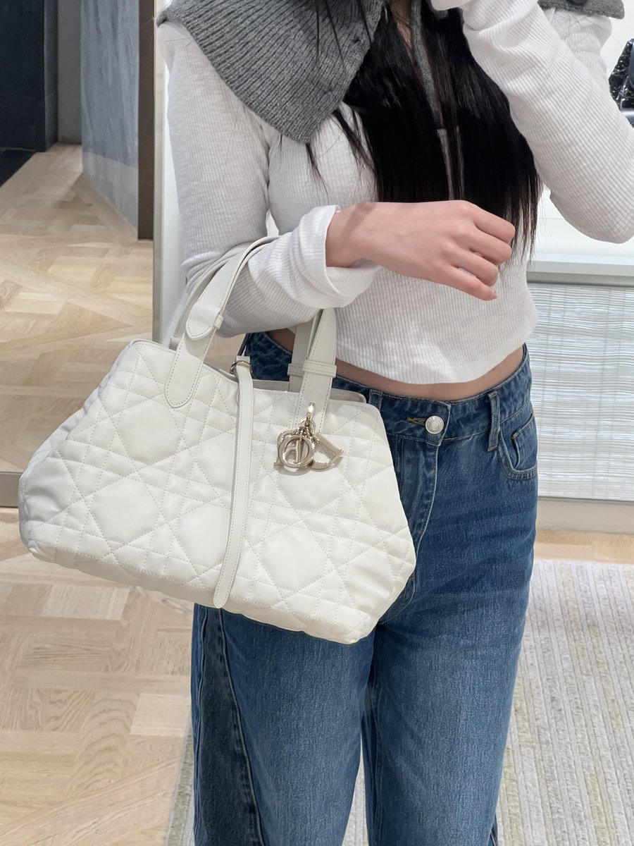 moon4762's tweet image. My luxury choice—because I believe in surrounding myself with elegance, quality, and timeless beauty. ✨👜 #LuxuryDefined #MyStyleMyChoice