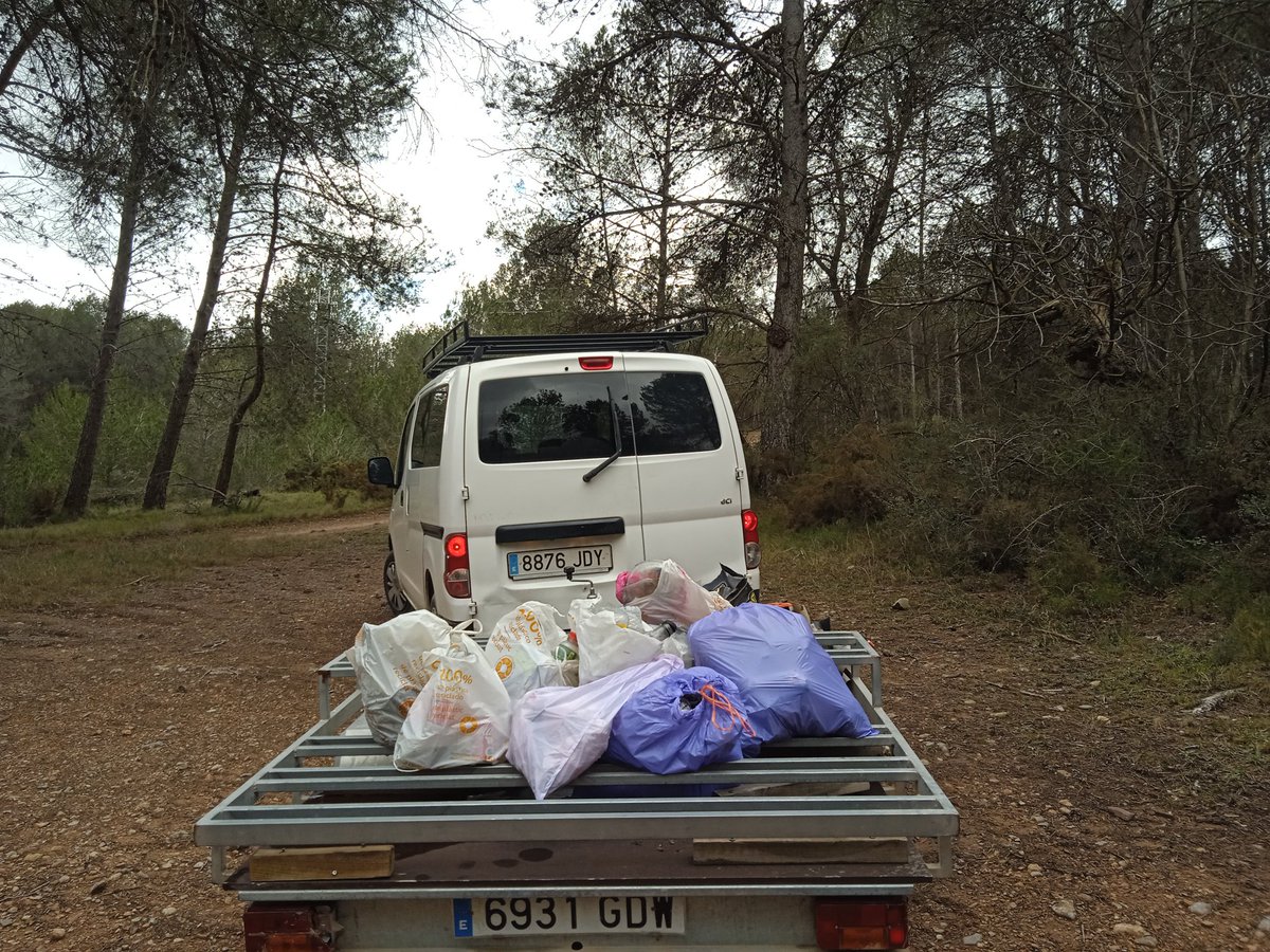 Hardacho's tweet photo. Hoy hemos rematado la limpieza de la zona de embarque #Canoing #PantanoselRegajo @TurismodeJerica nos hemos venido arriba recogiendo basura del entorno, que no veas lo guarra que es la gente 🫣🫣🫣🫣💩💩💩 #CentroNauticoElRegajo https://t.co/yH4RB9v8x4