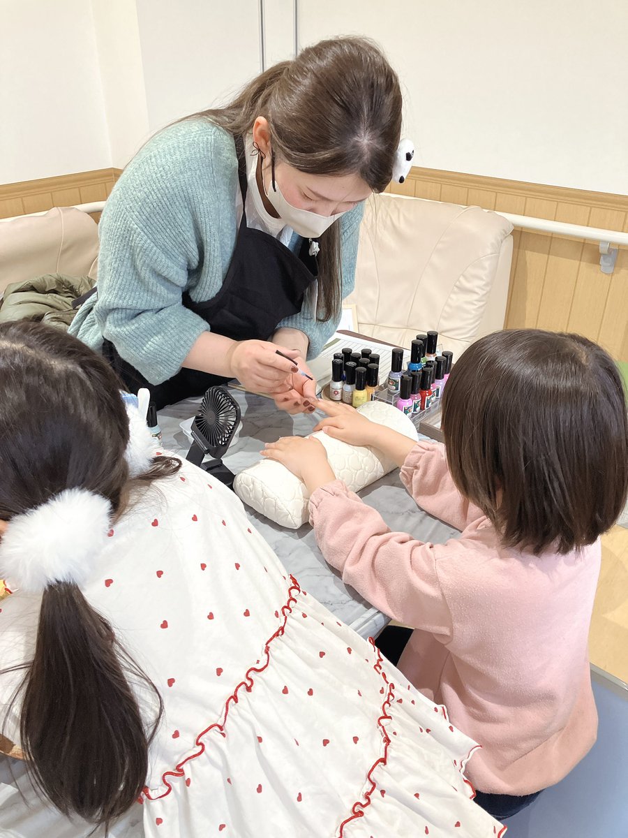 介護美容の方がキッズネイル💅コーナーをボランティアで開いていただき🥹大盛況でした✨
