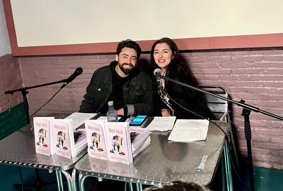 beguemot83's tweet photo. Ayer tuvimos la presentación del libro "Ropa sucia" en el Peter's. Llenazo, buenos amigos, mucha cerveza y un poco de literatura. Un día fantástico.
https://t.co/2bcyCOXlmP https://t.co/5NBjyqExyx