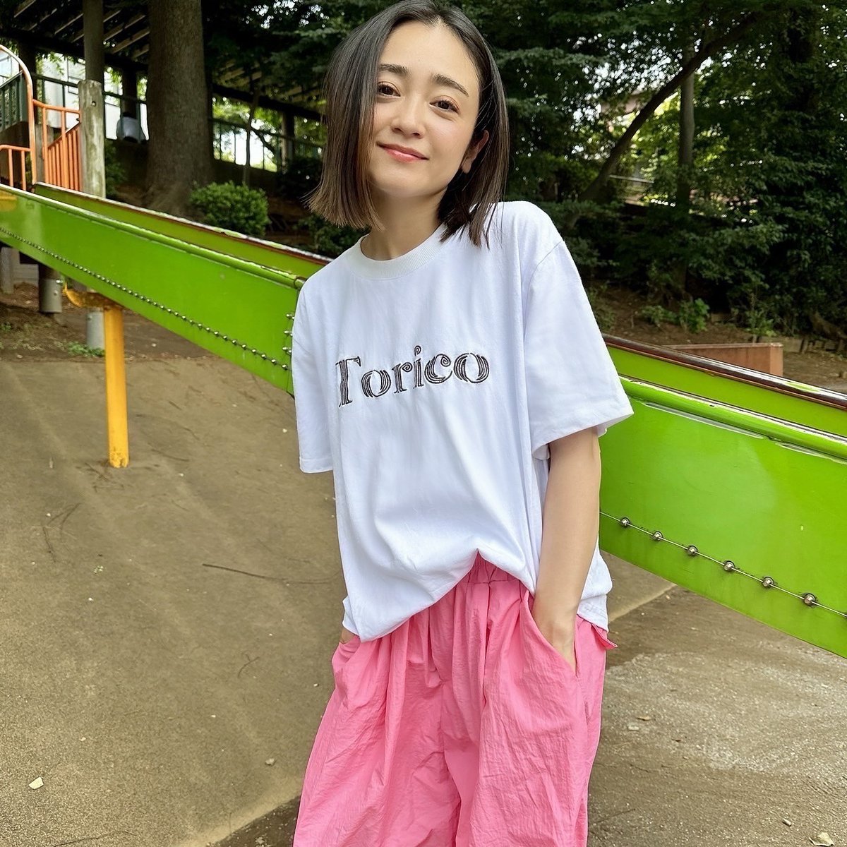 安達祐実と駒繋公園。Toricoは安達祐実がプロデュースするアパレル