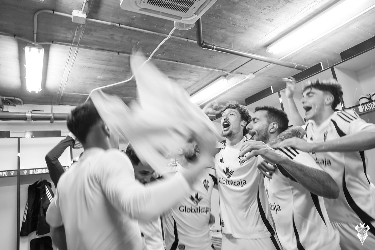 jongar91's tweet image. Increíble el esfuerzo del EQUIPO.
Gracias afición por empujar hasta el final.
Tres puntos importantes que se quedan en casa.
Vamos a por el siguiente!! 🫡🦇🤍🍍