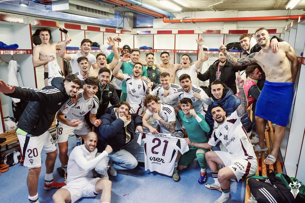 jongar91's tweet image. Increíble el esfuerzo del EQUIPO.
Gracias afición por empujar hasta el final.
Tres puntos importantes que se quedan en casa.
Vamos a por el siguiente!! 🫡🦇🤍🍍
