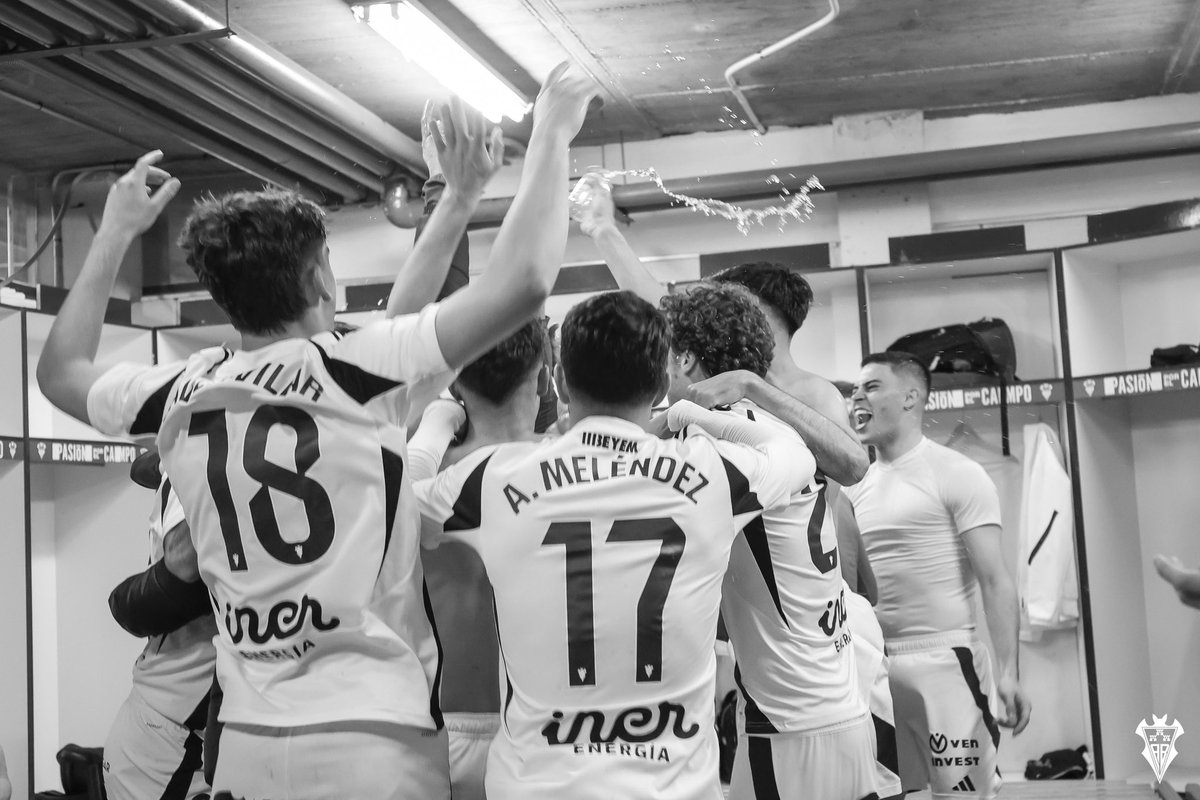 jongar91's tweet image. Increíble el esfuerzo del EQUIPO.
Gracias afición por empujar hasta el final.
Tres puntos importantes que se quedan en casa.
Vamos a por el siguiente!! 🫡🦇🤍🍍