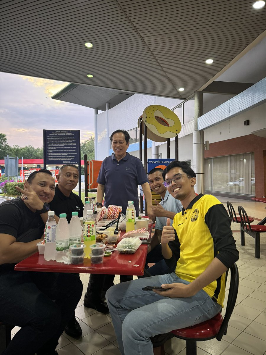 ahmadmaslan's tweet image. Hari ini dalam sejarah❗️

Kpd diri saya iaitu berbuka #puasa #Ramadan di #RnR Jejantas #AyerKeroh. On d way #Benut ke #KLIA utk ke #KK #Sabah.

Makan nasi padang bekal dari #Pontian &amp;amp; beli sup ayam / daging &amp;amp; air. 3 kereta 8 orang. Terima kasih banyak kpd semua yg menemani saya.