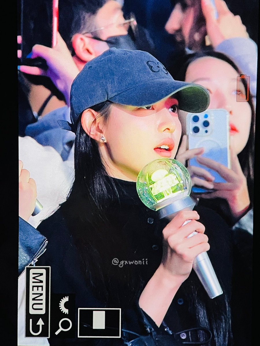 김지원 얼굴 정확히 3분의1이  눈이야