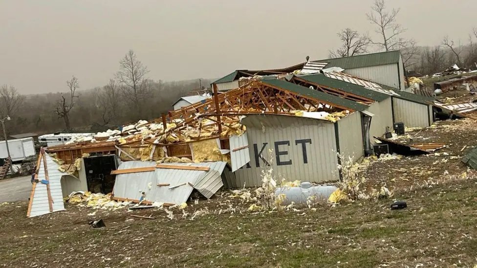 BPINewsOrg's tweet photo. At least 34 people have died, including 12 in Missouri, after tornadoes ripped through southern US states.

Over 250,000 properties are without power, with severe weather warnings still in place across Louisiana, Tennessee, and Georgia.

#Tornado #Missouri https://t.co/iMg0CJKQqu