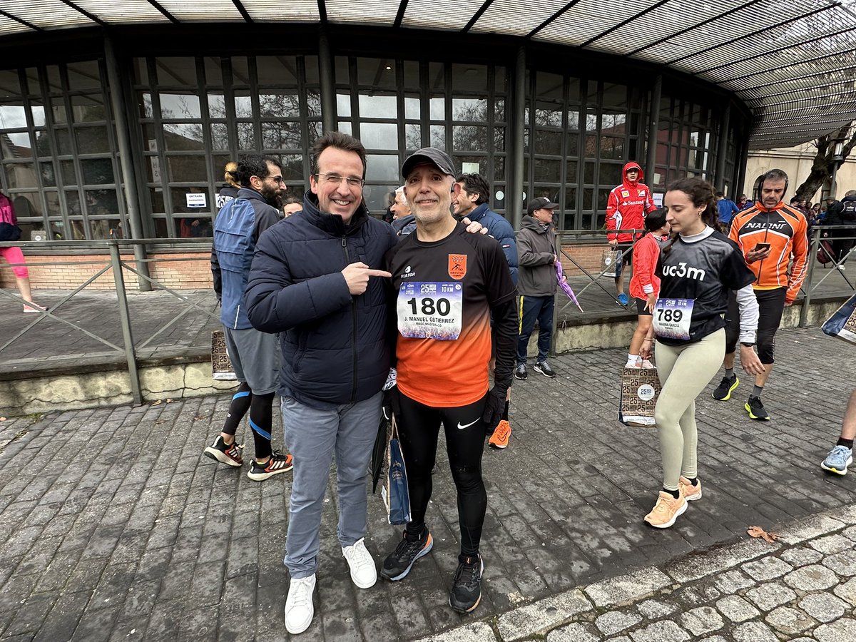 AytoLeganes's tweet photo. 🏃🏻♀️🏃🏻 La carrera #Intercampus de la @uc3m se ha consolidado como una clásica tras la celebración hoy de la XXV edición con 2.000 participantes. La recaudación de los dorsales será donada a la investigación contra la ELA
🏁 El alcalde @marecuencopp ha dado la salida en #Leganés para finalizar en el campus de Getafe. Ha estado acompañado por el rector, Ángel Arias, y por las concejalas @MercedesULEG y @vbonetatienza
🔝 Este año, en la entrega de premios, también se ha homenajeado a los atletas que ha participado en las 25 ediciones, como es el caso de nuestros vecinos Manolo Gutiérrez del @CALeganes y de Pepa Gallego