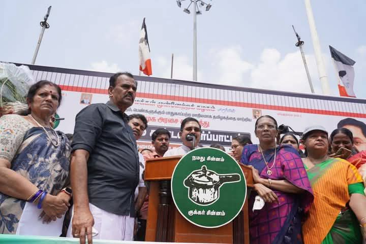 kannansankar6's tweet image. அண்ணனுக்கு எதிரா கருத்து சொல்றவங்க தயவுசெய்து என் நட்பு வட்டாரத்தில் இருந்து விலகிக் கொள்ளுங்கள்

என்ன பொருத்தவரைக்கும் அண்ணன் தான் முக்கியம்

அவர் எந்த முடிவு எடுத்தாலும் அது நல்லதாகத்தான் இருக்கும் யோசிக்காமல் அண்ணன் எந்த முடிவும் எடுக்க மாட்டார்