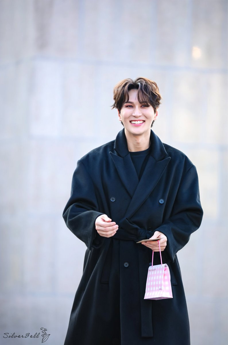 이 날 진짜 현장에있다가 쓰러질뻔했음.. 갑자기 사람들 웅성웅성해서 뒤 돌아봤더니 뭔 신이 걸어오는거야 ..그대로 무대위에 올라가시길래 눈 비비고 다시봤더니 바근태였음