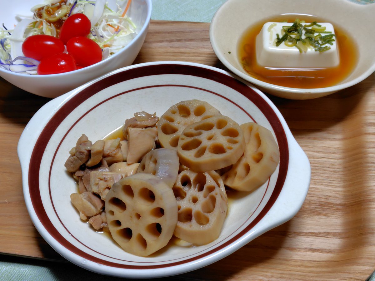 KitahoshiHikaru's tweet photo. 今日のお昼は沖縄そば、夜は鶏肉と蓮根の煮物を作りました。沖縄そばは大阪駅横のKITTE��あるアンテナショップで買いました。角煮は近所のスーパーで買ってます。蓮根は今日は細いのを買ってみました。グラムで値段がついているので、太さで値段は変わりません。 https://t.co/UZfOaFd8HY