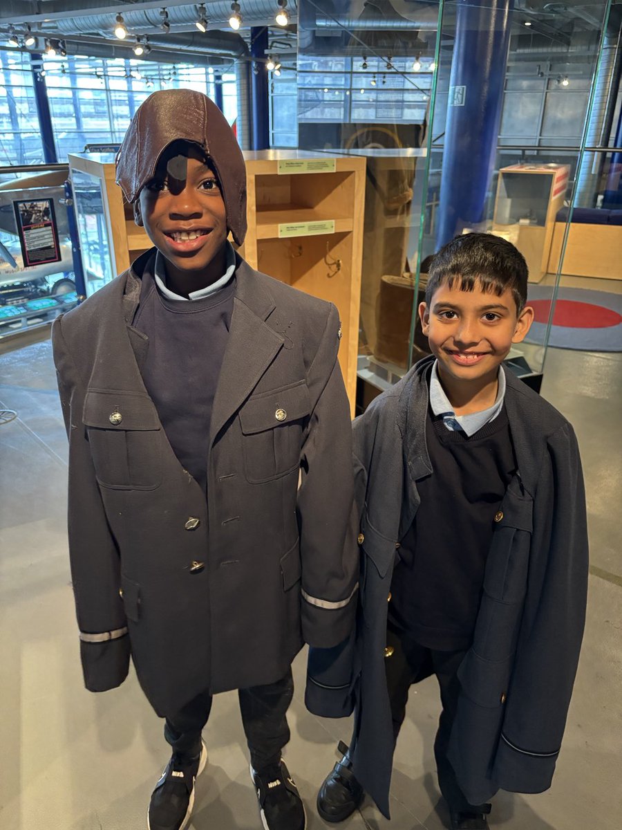 As usual it’s been a packed week for Starlings (Y3). We have had an art day (messily creative) and a trip Birmingham’s think tank. We have also been planning a persuasive letter to be a Detective’s assistant and been learning about Plato’s Allegory of the cave.