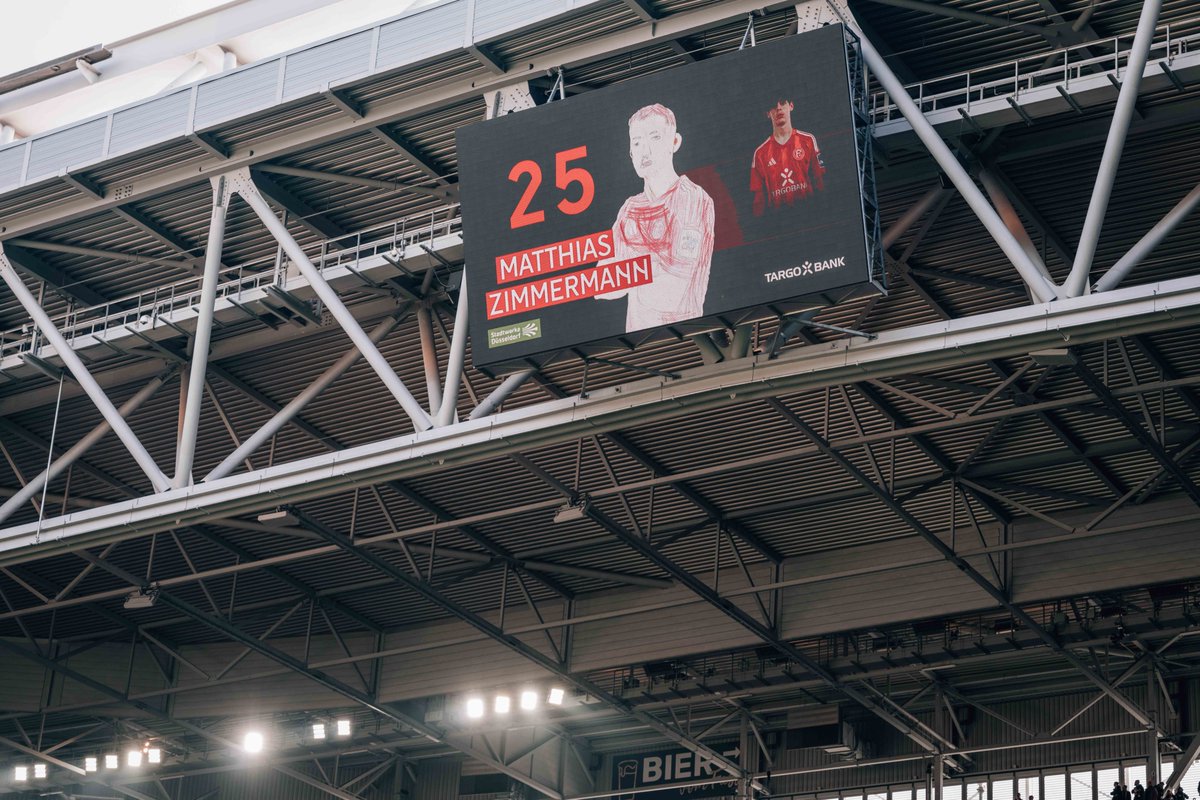f95's tweet photo. Die Verkündung der Startaufstellung war dieses Mal noch ein bisschen spezieller als sonst. Denn anstatt der klassischen Portrait-Fotos waren auf der Stadionleinwand diesmal vom FORTUNA KIDS CLUB gezeichnete Exemplare zu sehen 😍
#f95 | 🔴⚪️ | #F95SSV https://t.co/i6xbNFHsDk