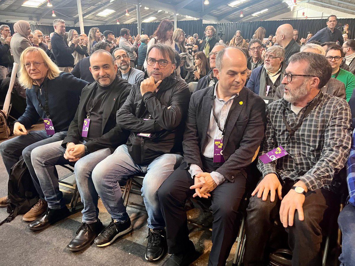 El secretari general <a href="/jorditurull/">Jordi Turull i Negre</a>, el responsable de política municipal <a href="/davidsaldoni/">David Saldoni🎗</a> i l’alcalde de Martorell <a href="/xavifono/">Xavier Fonollosa</a> assisteixen a la cloenda del 30è congrés nacional d’<a href="/Esquerra_ERC/">Esquerra Republicana</a>.