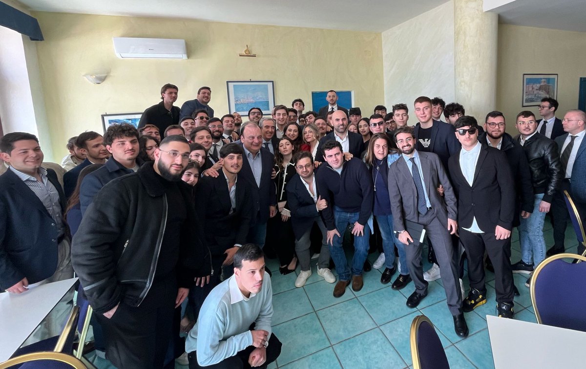 Con Leoni, Vitiello, Costabile e i giovani campani di <a href="/fi_giovani/">Forza Italia Giovani</a>! Bravi ragazzi, continuate cosi, con passione e impegno.