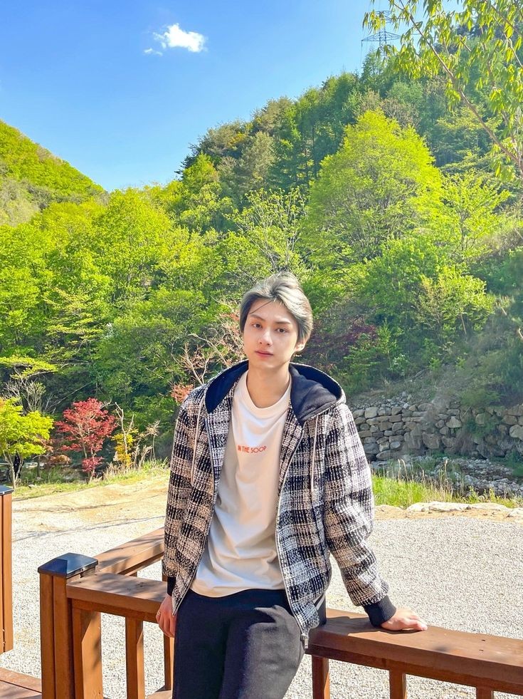 moonwhui's tweet photo. this is falling, falling in l o v e <3

#CaratSelcaDay #CSD #SEVENTEEN @pledis_17 #JUN #준 https://t.co/e5pUhT7J3Y