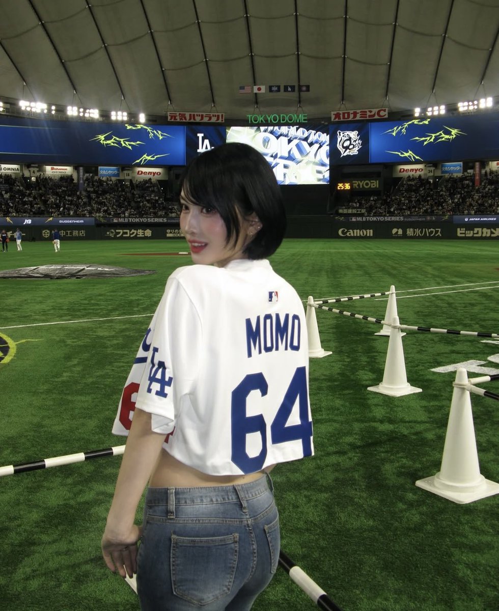 TWICE ユニフォームシャツ　ベースボールシャツ　モモ TWICE モモ、野球ユニフォームをクロップトップで着こなす…「くっきり