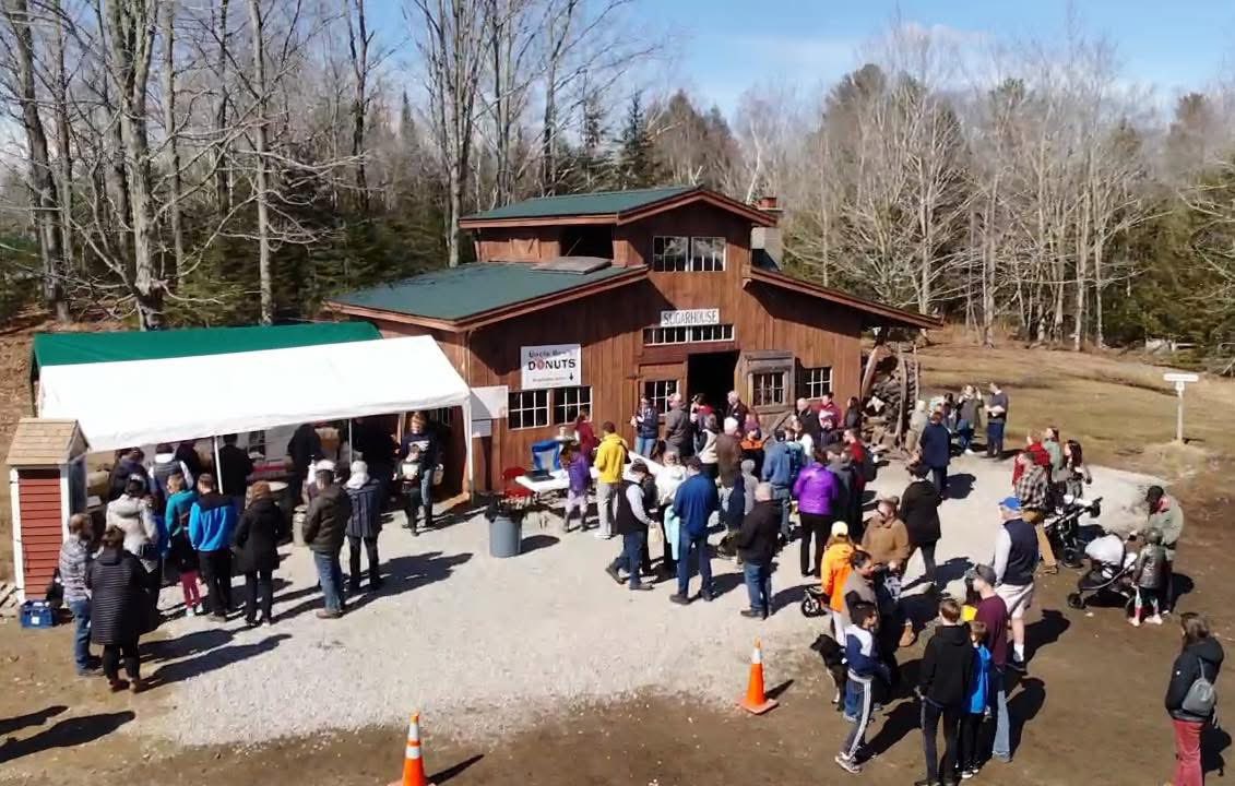 mltay85's tweet photo. HARRIS FARM MAPLE WEEKEND
NEXT WEEKEND! March 22nd&amp;23rd 9am-2pm
🍁sugarhouse demonstrations
🥞pancake bites w/maple cream glaze
🍩donuts, kettle corn &amp;maple treats
🥛dairy store w/maple milk &amp;NEW maple butter
🌳self-guided maple walk through sugarbush
🐄 cows #mainemapleweekend https://t.co/U1CeAflU9g