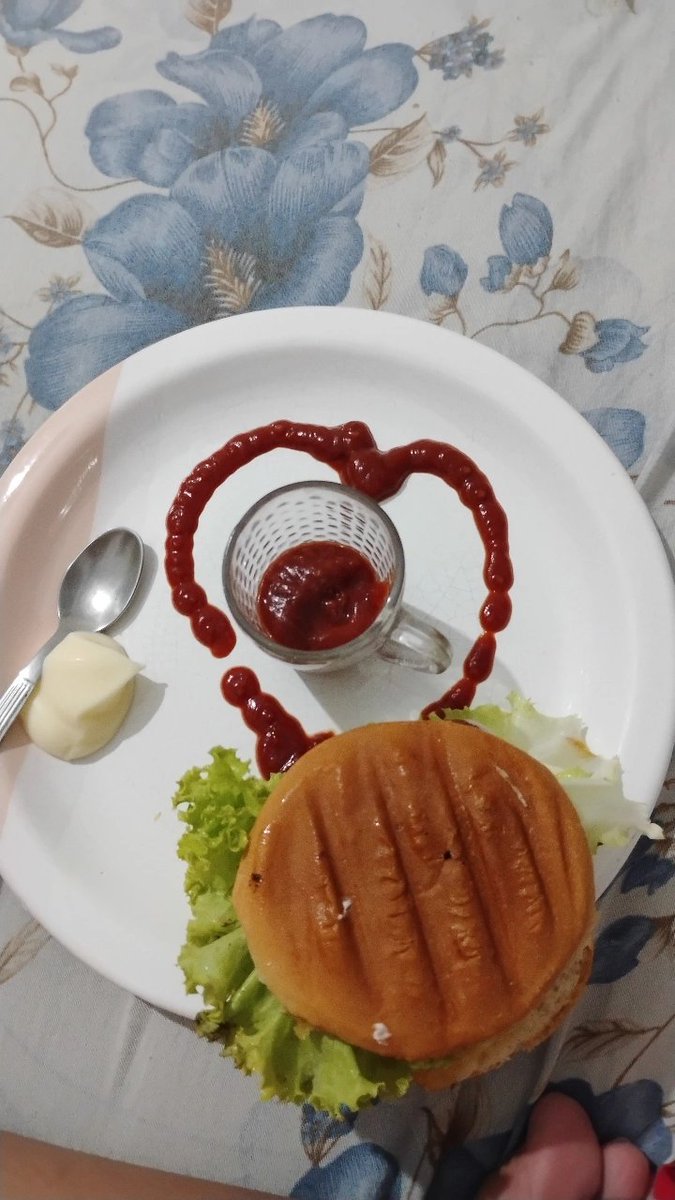 Paarmiii's tweet photo. Mozão fez pra mim.  Com direito a coração de ketchup 🥹 😍 https://t.co/IbQ4cvtWr8