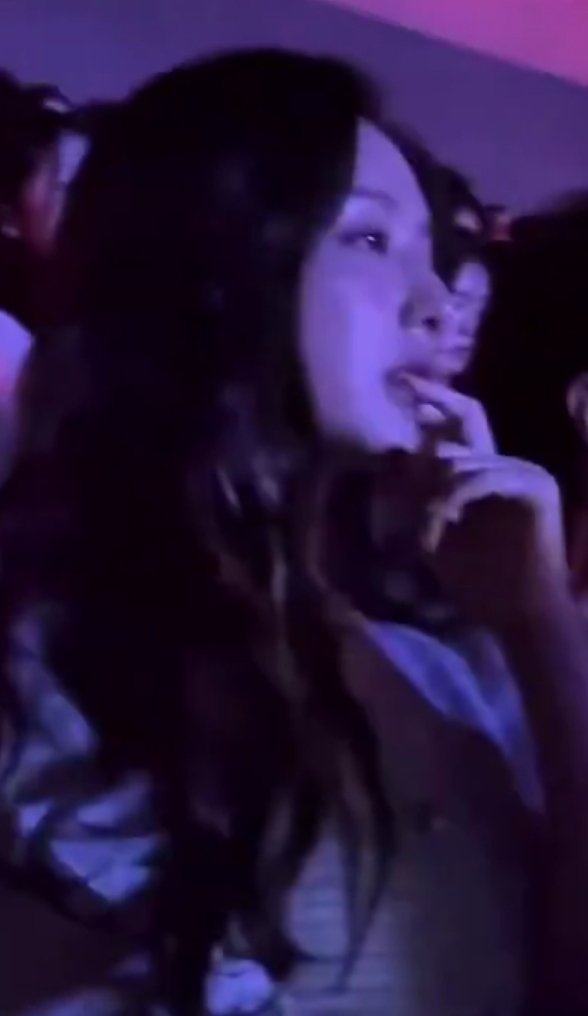 한 번만 더 입술에 손 갖다 대면 지구 종말 온다.....