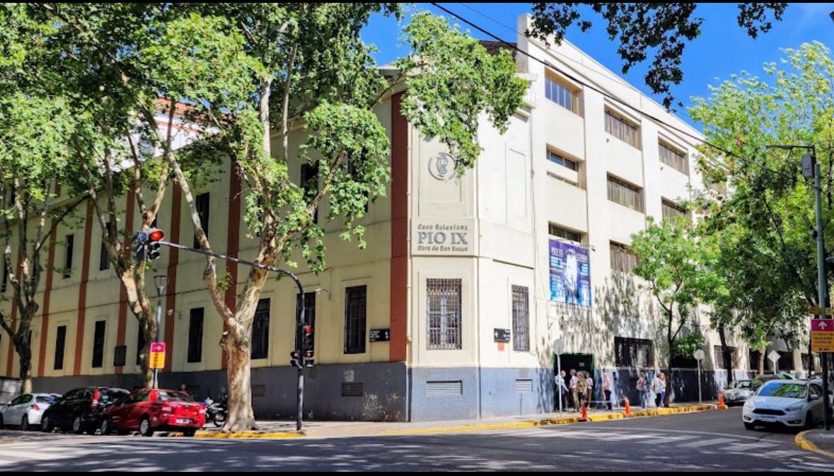 Vengo a contarles que en el Colegio Pío IX de Almagro, hay un profesor de cívica, que su apellido comienza con FAL y termina en CON, que les baja línea política a sus alumnos. 
Constantemente le tira mierda a Milei y dice que hay que volver a la época de CFK. ¿Se puede difundir