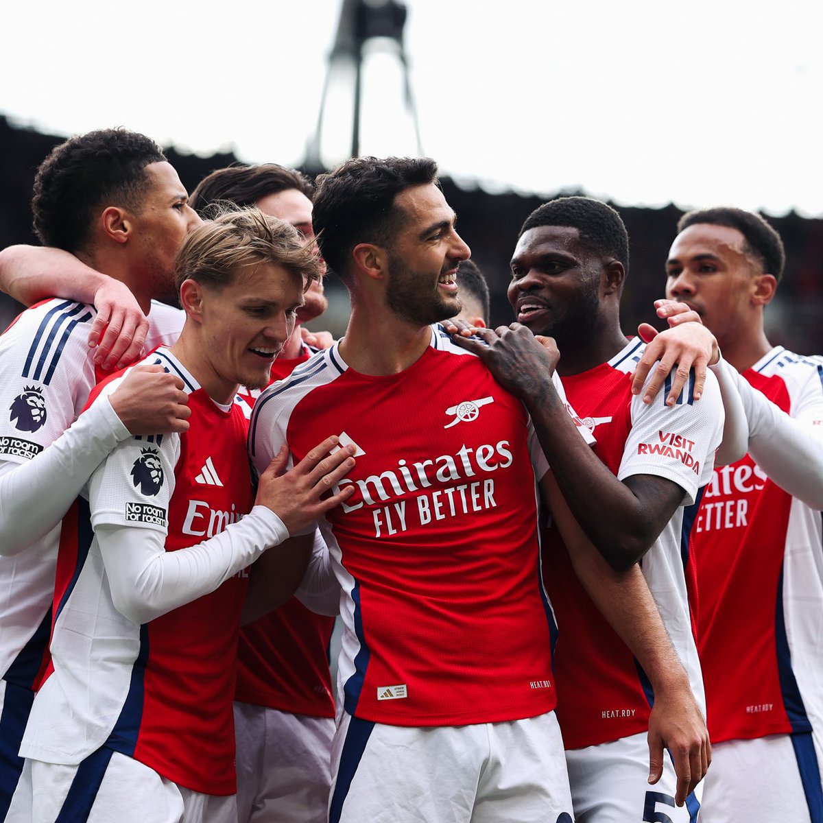 PLforIndia's tweet image. LONDON IS RED 🔴

#ARSCHE | @Arsenal