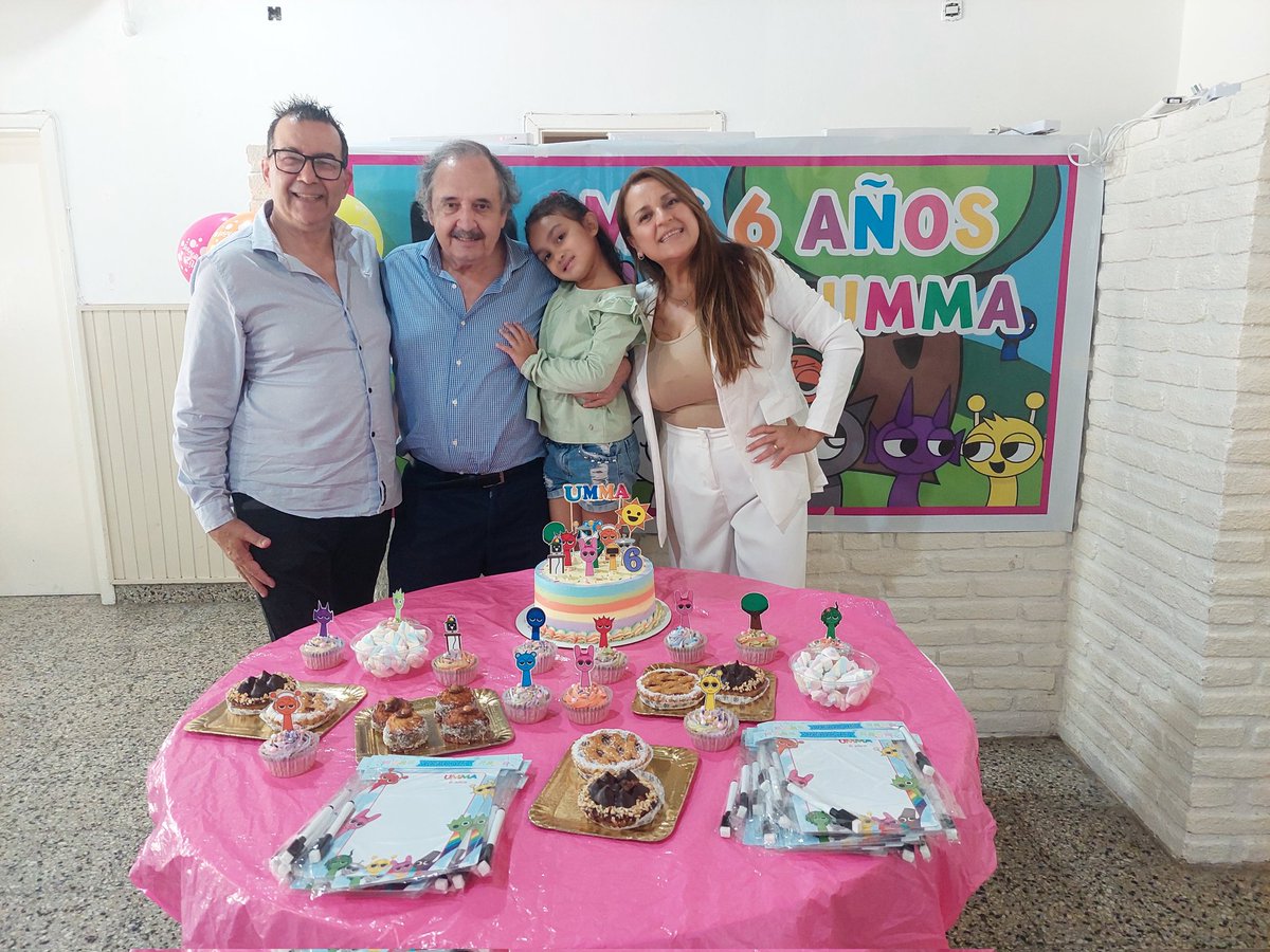 debyacost's tweet photo. El mejor cumpleaños con mi mejor padrino, el mejor finde de todos! Siempre mirando TN  #estefinde  #FinDeSemana #todonoticia #TNNOTICIA https://t.co/FqKRuh8TEW